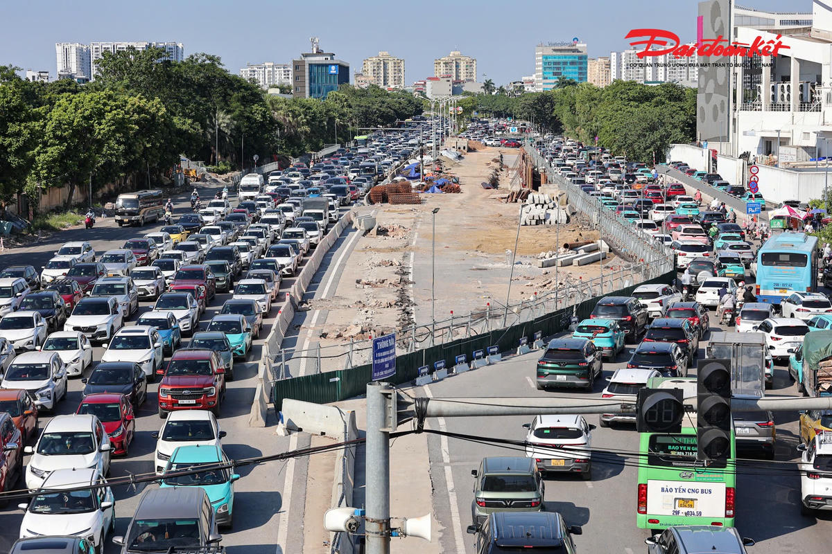 Cuối kỳ nghỉ lễ 2/9, dòng người ùn ùn trở lại Hà Nội, nhiều cửa ngõ ùn tắc