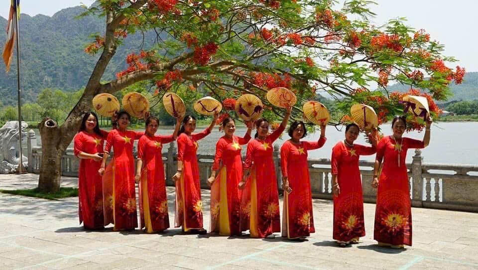 Để phục vụ du khách trong dịp lễ, trước kỳ nghỉ, Ban quản lý danh thắng đã tăng cường công tác vệ sinh môi trường, chỉnh trang cảnh quan, kiểm tra các điều kiện phục vụ khách; đồng thời chú trọng bảo đảm an ninh trật tự, an toàn trong quá trình tham quan, nhất là hoạt động đi thuyền trên suối Ấu. Ảnh: Đình Minh