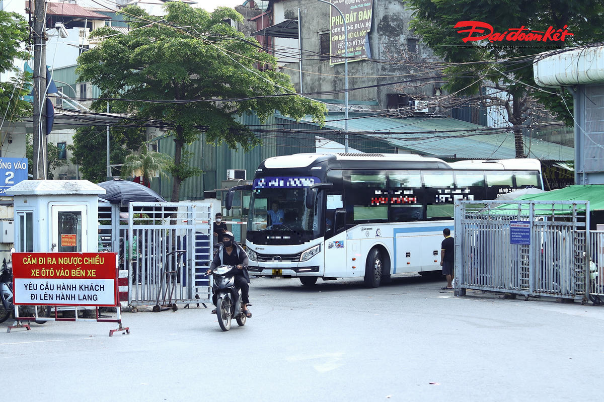 Không ít người lựa chọn trở lại Hà Nội từ đầu giờ chiều thay vì chờ đến tối, nhằm tránh cảnh đông đúc vào giờ cao điểm và có thêm thời gian nghỉ ngơi trước khi trở lại công việc.