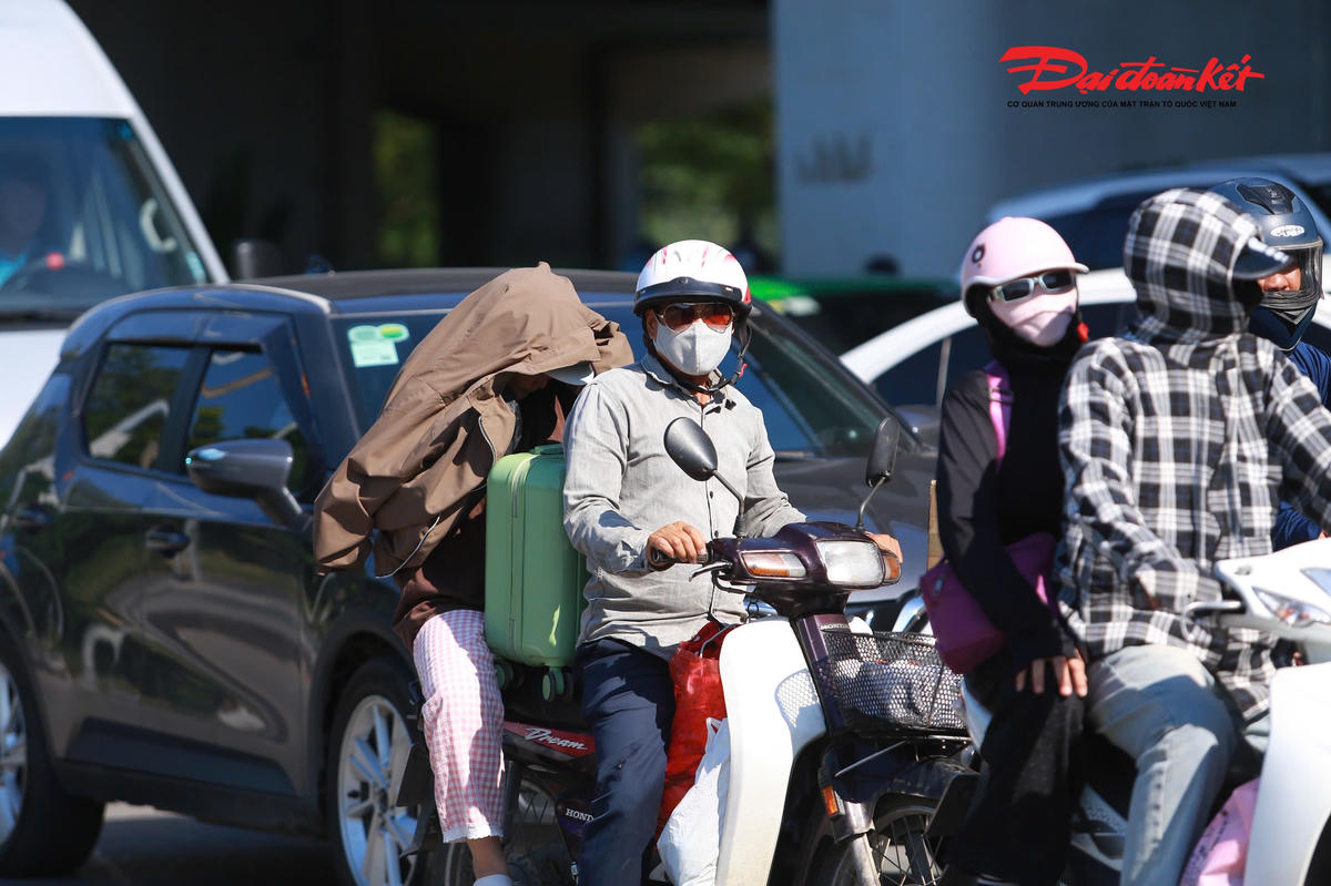 Cuối kỳ nghỉ lễ 2/9, dòng người ùn ùn trở lại Hà Nội, nhiều cửa ngõ ùn tắc