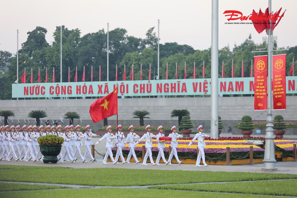 Khoảng 5h45, đội hình thực hiện lễ Thượng cờ tiến vào lễ đài. Đội hình thực hiện lễ Chào cờ gồm 34 chiến sĩ tiêu binh tượng trưng cho 34 chiến sĩ đầu tiên của Đội Việt Nam tuyên truyền giải phóng quân, tiền thân của Quân đội Nhân dân Việt Nam.