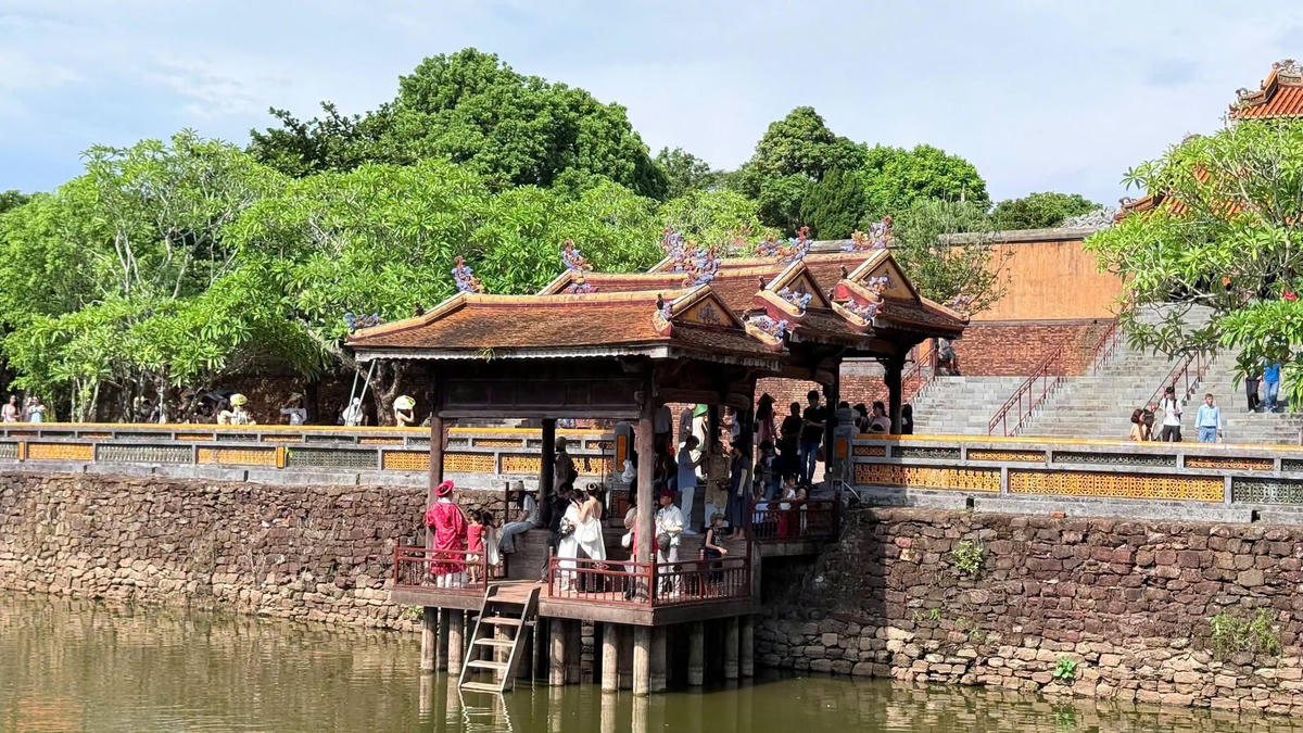 Ngoài Đại nội Huế, lăng vua Tự Đức cũng là địa điểm được nhiều du khách lựa chọn để tham quan trong dịp lễ năm nay. Ảnh: X.Đ.