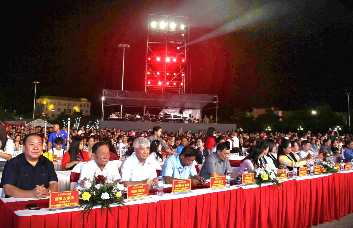 Các đại biểu tham dự chương trình.
