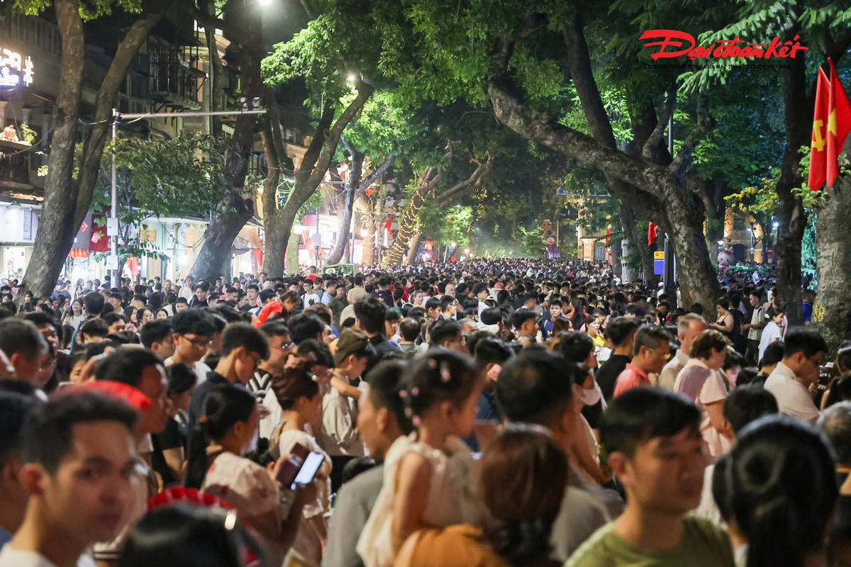 Dù pháo hoa đã kết thúc, dòng người vẫn nán lại khá lâu để chụp ảnh, lưu giữ những khoảnh khắc của đêm Quốc khánh. Nhiều gia đình, nhóm bạn cùng nhau ghi lại những bức ảnh kỷ niệm giữa không gian rực rỡ của trung tâm Hà Nội.