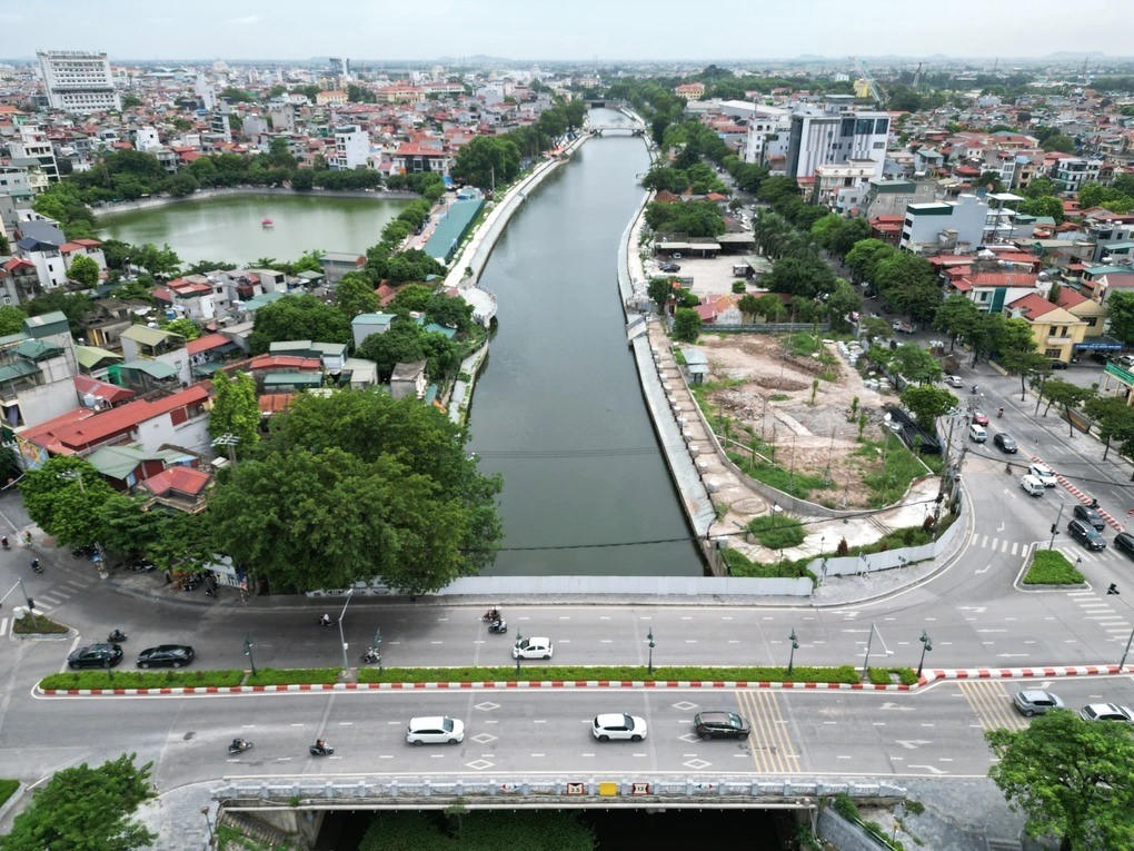 Dự án cầu vượt sông Vân và đường dẫn phía Tây sông Vân giúp hoàn thiện mạng lưới giao thông đô thị Ninh Bình. Ảnh: Đình Minh