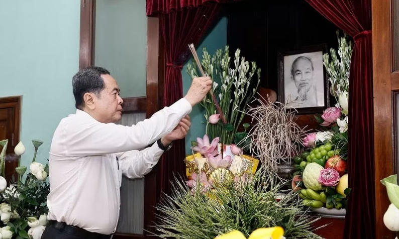 Chủ tịch Quốc hội Trần Thanh Mẫn dâng hương tưởng nhớ Chủ tịch Hồ Chí Minh