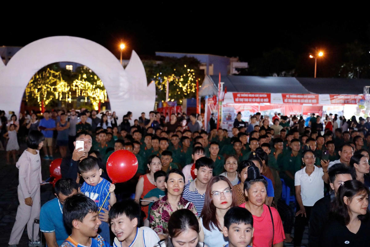 Đông đảo người dân cùng tham gia các hoạt động văn hóa, văn nghệ, nghệ thuật cộng đồng.