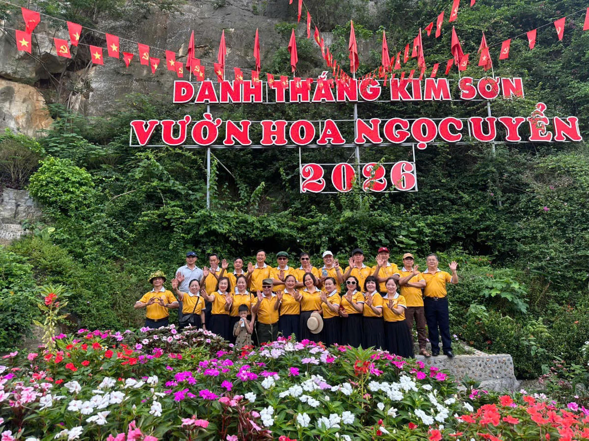  Trong kỳ nghỉ lễ 2/9 năm nay, từng nhóm du khách tìm về quần thể núi đá, hang động và mặt nước thơ mộng để tham quan, chụp ảnh, đi thuyền trên suối Ấu và khám phá các hang động. Ảnh: Đình Minh