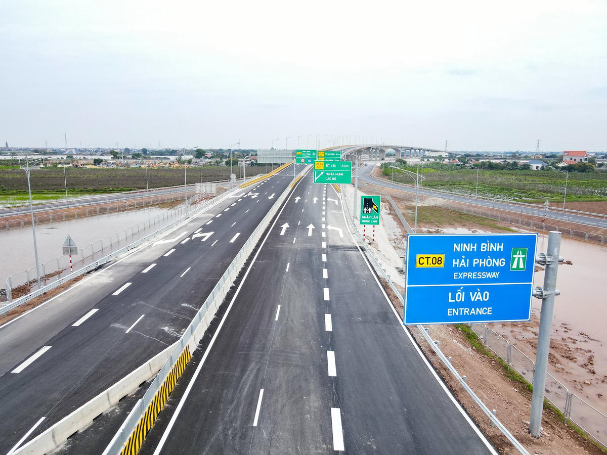 Dự án cao tốc Ninh Bình - Hải Phòng đang được triển khai gấp rút, phấn đấu hoàn thành vào năm 2027. Ảnh: Đình Minh