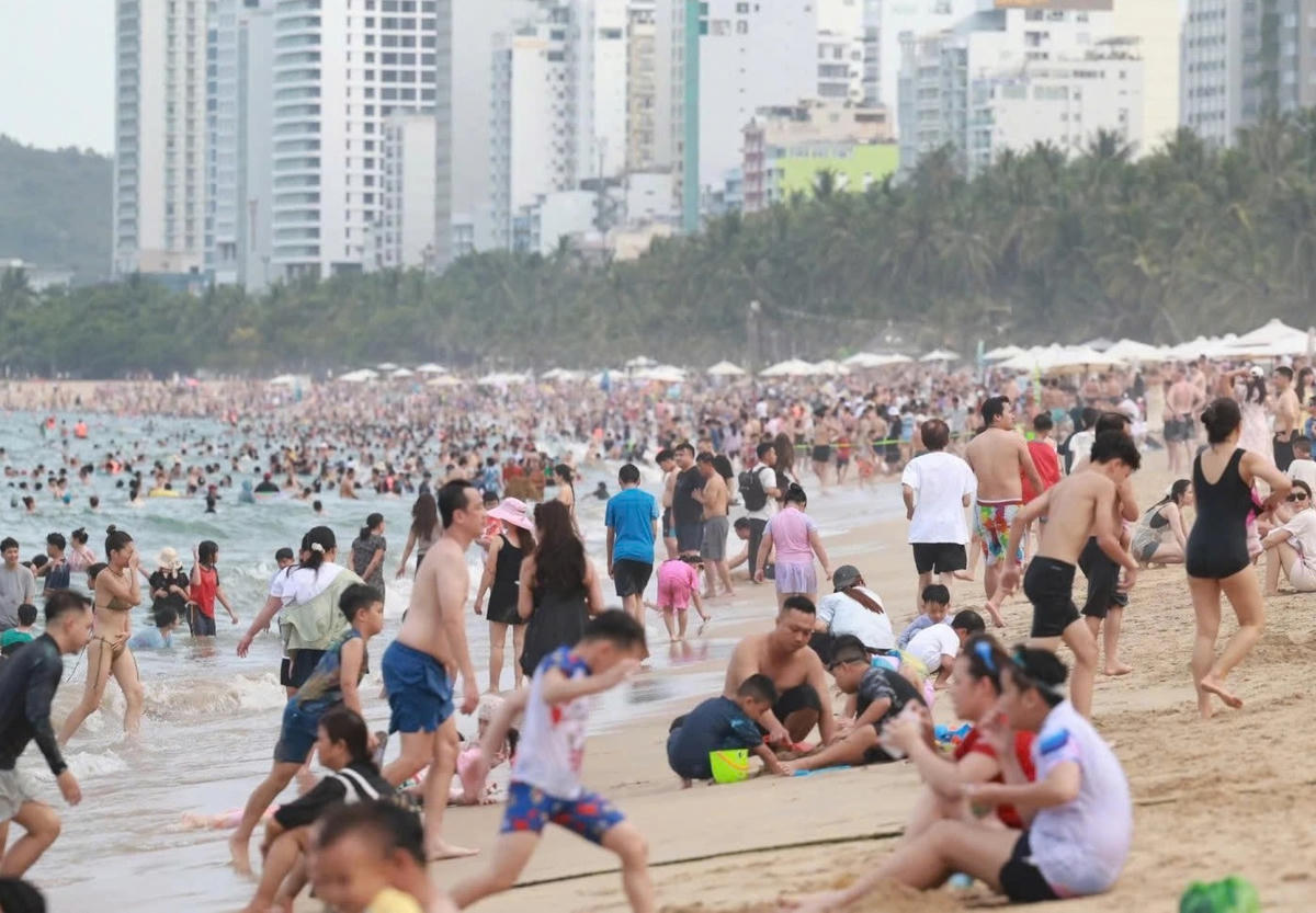 Bãi biển Nha Trang rất đông du khách và người dân, trong những ngày nghỉ lễ 2/9.