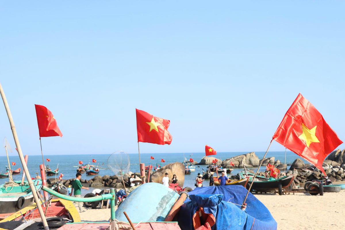 Đối với những người thường xuyên lênh đênh trên biển, lá cờ Tổ quốc không chỉ là biểu tượng thiêng liêng của đất nước mà còn gắn với công việc, cuộc sống và những chuyến vươn khơi. Mỗi lần nhìn thấy cờ đỏ sao vàng trên tàu, ngư dân cảm nhận rõ hơn sự gắn bó giữa con người với quê hương, đất nước và biển đảo.