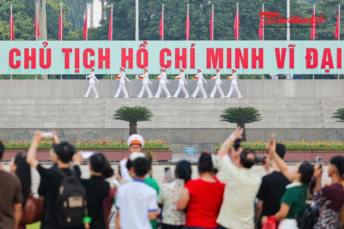 Khi hiệu lệnh vang lên, hàng nghìn người dân đồng loạt hướng về phía Lăng Chủ tịch Hồ Chí Minh, trang nghiêm theo dõi từng khoảnh khắc của nghi lễ Thượng cờ tại Quảng trường Ba Đình.