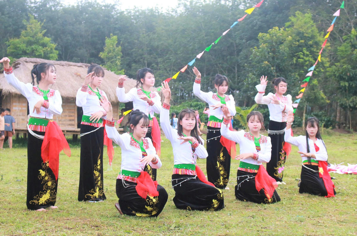 Một điệu múa của đồng bào người Mường tại lễ hội Tết Độc lập. Ảnh: NC.