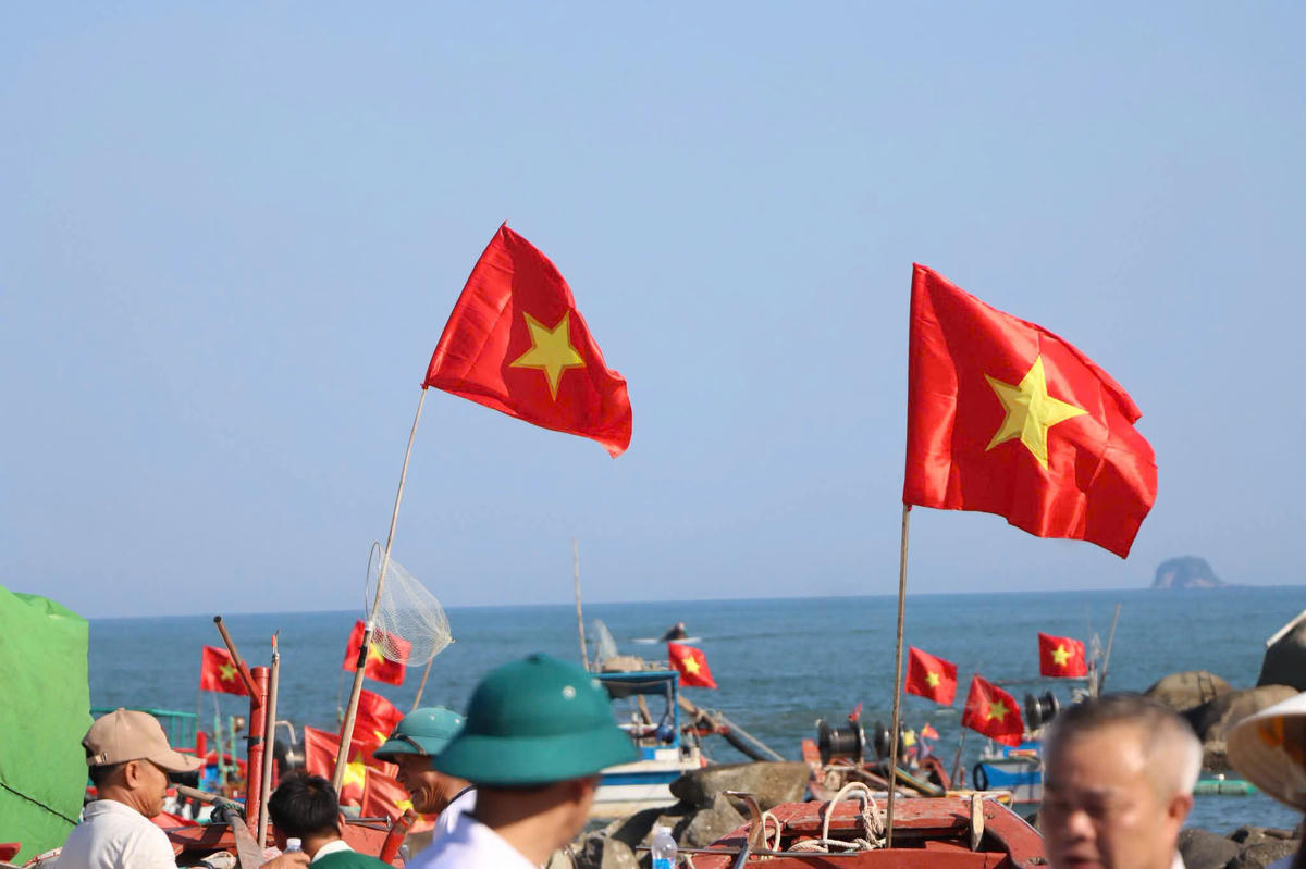 Ông Nguyễn Thành Chung, Phó Chủ tịch UBND xã Kỳ Xuân cho biết, xã hiện có hơn gần 300 tàu cá với hàng nghìn lao động trực tiếp tham gia khai thác hải sản trên biển. Những ngày này, nhiều tàu cá sau chuyến biển trở về được ngư dân đưa vào các khu neo đậu để vệ sinh, kiểm tra máy móc, ngư cụ, sửa chữa những hư hỏng và chỉnh trang phương tiện. Cùng với đó, ngư dân chủ động chuẩn bị, thay mới những lá cờ đã cũ để treo trên tàu, tạo không khí phấn khởi chào mừng Quốc khánh 2/9.