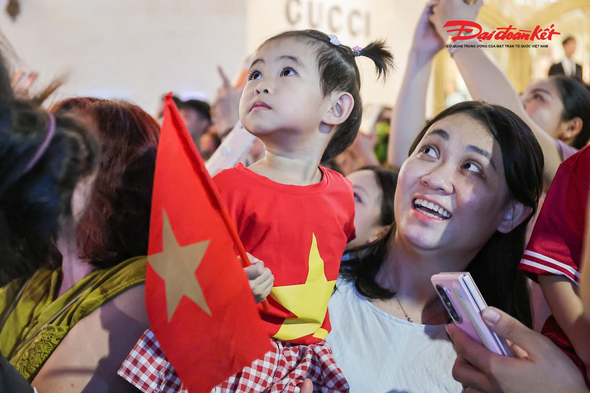 Mãn nhãn màn pháo hoa rực sáng Hồ Gươm trong đêm Quốc khánh 2/9