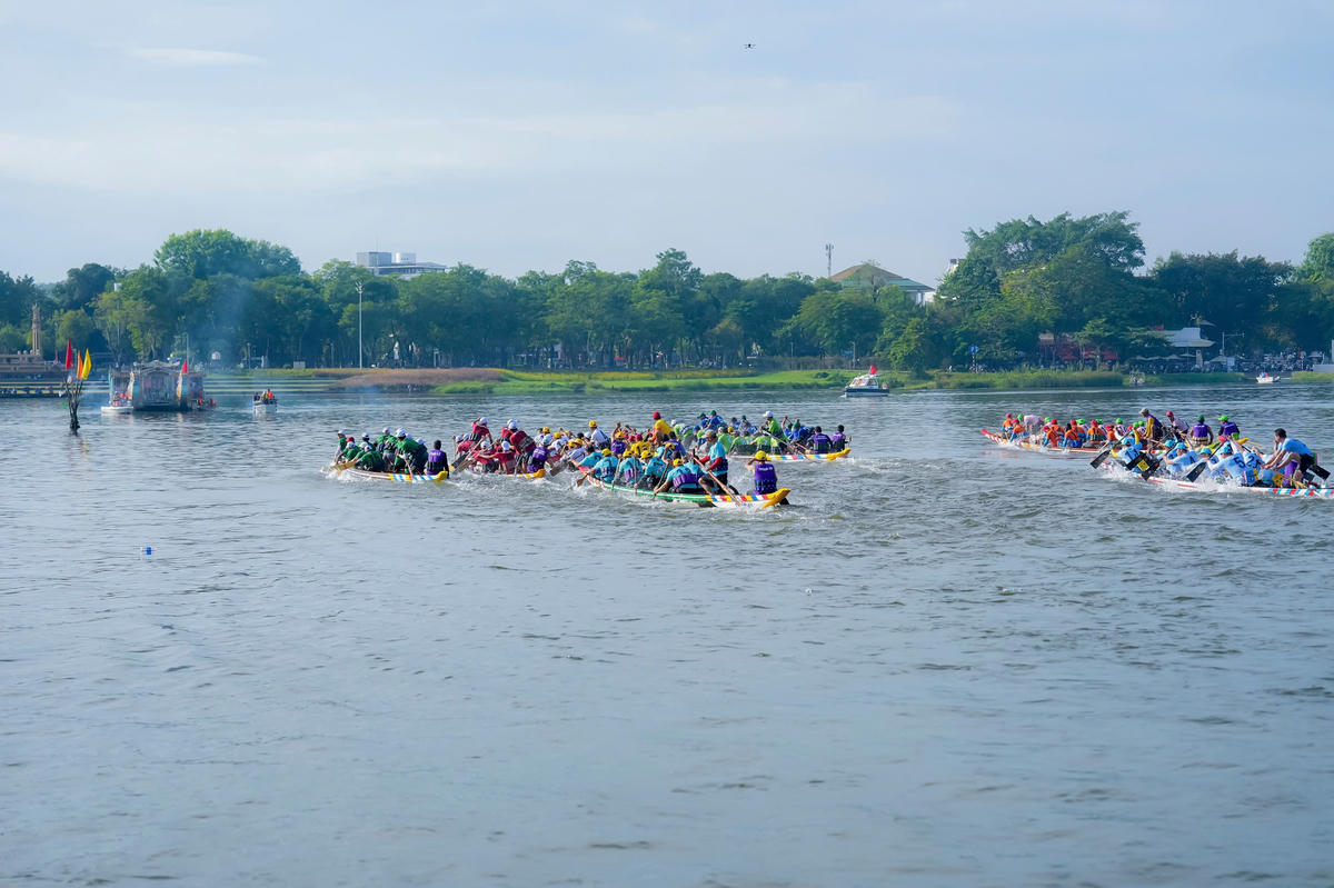 Giải đua ghe truyền thống thành phố Huế là hoạt động thể thao mang đậm bản sắc văn hóa của vùng đất Cố đô, được tổ chức định kỳ hằng năm vào dịp Quốc khánh 2/9. Ảnh: Đ.H.
