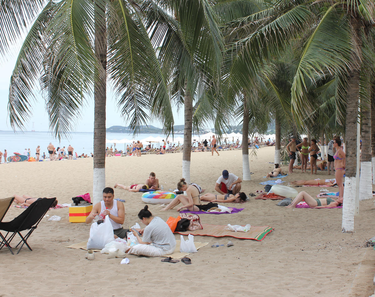 Nhiều du khách đến tắm biển tại Nha Trang -Khánh Hòa.
