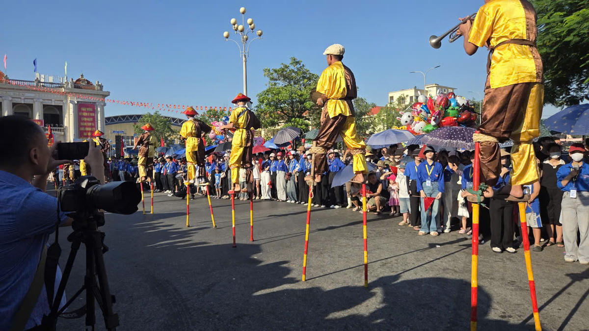 Ngoài thi đấu các môn thể thao hiện đại như bóng đá, bóng bàn, đồng diễn quy mô lớn, Ngày hội Văn hoá - Thể thao các xã khu vực Hải Hậu giới thiệu nhiều tiết mục văn hóa, thể thao truyền thống mang dấu ấn riêng của vùng đất ven biển như: thi bơi chải, đi cà kheo, đánh trống cà rùng, thổi kèn đồng, do chính người dân địa phương trình diễn. Trong ảnh: Người dân xã ven biển Hải Xuân trình diễn nghệ thuật đi cà kheo. Ảnh: Duy Hưng.