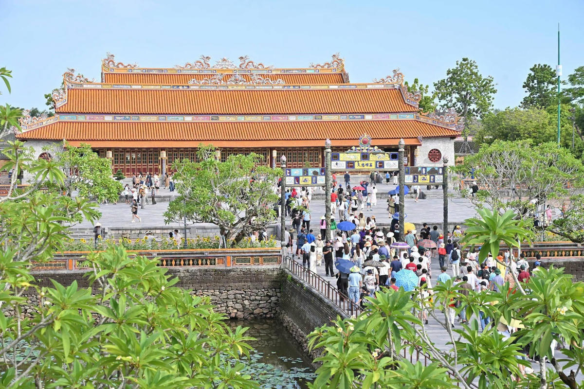 Tại Đại nội Huế, hàng nghìn du khách đến tham quan, tìm hiểu các giá trị lịch sử của di sản tạo nên không khí vô cùng nhộn nhịp. Ảnh: X.Đ.