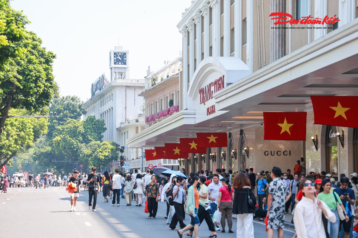 Đông đảo người dân và du khách đã đổ về khu vực trung tâm Hà Nội vui chơi, tham quan trong ngày Quốc khánh. Ảnh: Quang Vinh.