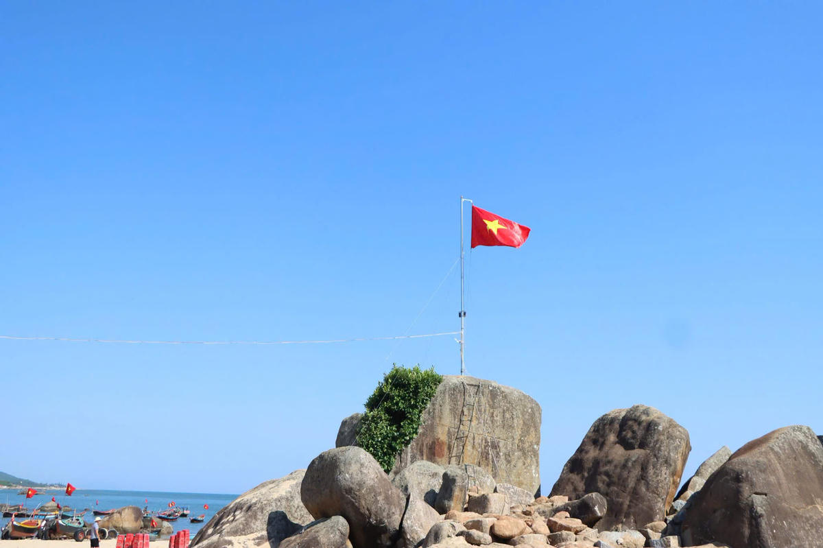 Tại Kỳ Xuân, nghề biển được hình thành và phát triển qua nhiều thế hệ. Những khu neo đậu tàu thuyền không chỉ là nơi ngư dân trở về sau mỗi chuyến biển mà còn là một phần không gian văn hóa của làng biển. Những ngày nghỉ lễ Quốc khánh 2/9, khi cờ Tổ quốc xuất hiện trên hàng trăm phương tiện, không gian ấy càng trở nên sinh động. Việc treo cờ Tổ quốc trên tàu cá diễn ra tự nhiên từ chính đời sống thường nhật của ngư dân. Sau mỗi chuyến biển, họ tranh thủ vệ sinh tàu, kiểm tra máy móc, ngư cụ, sửa chữa những hư hỏng và chuẩn bị những lá cờ mới. Khi hàng trăm phương tiện cùng đồng loạt khoe sắc đỏ, những hình ảnh giản dị ấy đã tạo nên một không gian đặc biệt tại các làng biển Kỳ Xuân trong những ngày hướng về Quốc khánh.