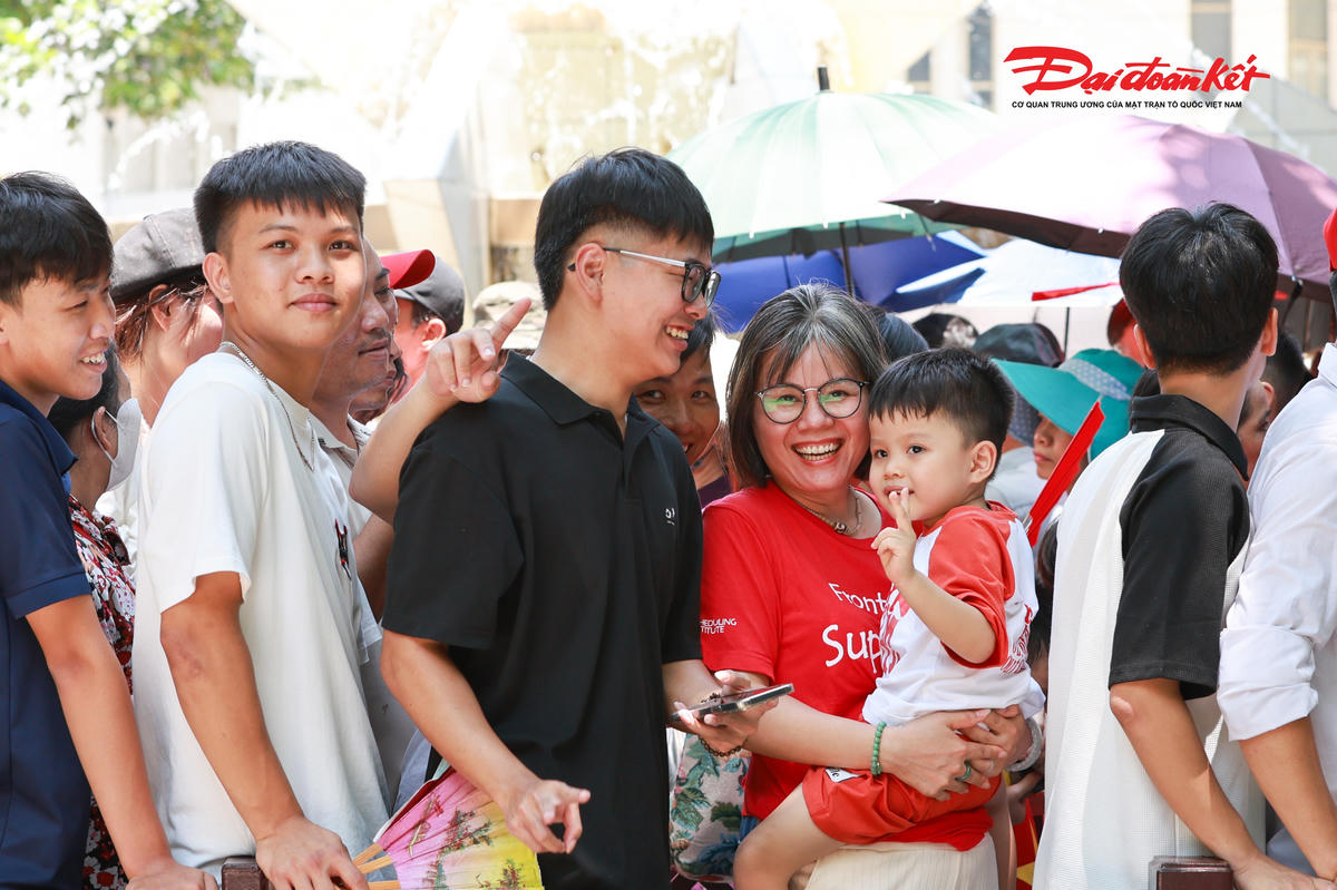 Người dân xếp hàng vào Lăng Chủ tịch Hồ Chí Minh từ sáng sớm 2/9. Ảnh: Quang Vinh.