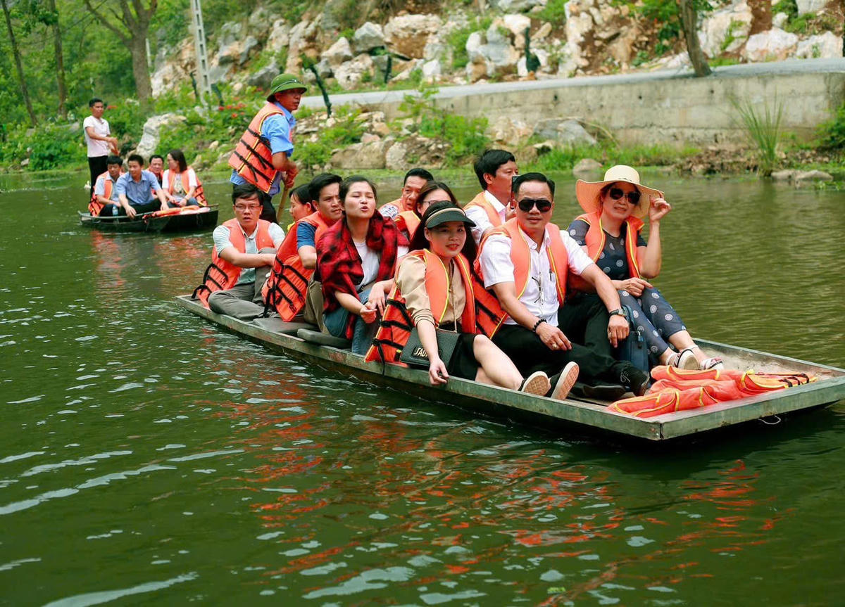 Không gian suối Ấu kết hợp với cảnh quan núi non, mặt nước tạo nên một hành trình tham quan phù hợp với cả du khách yêu thích khám phá lẫn các gia đình đi nghỉ ngắn ngày.