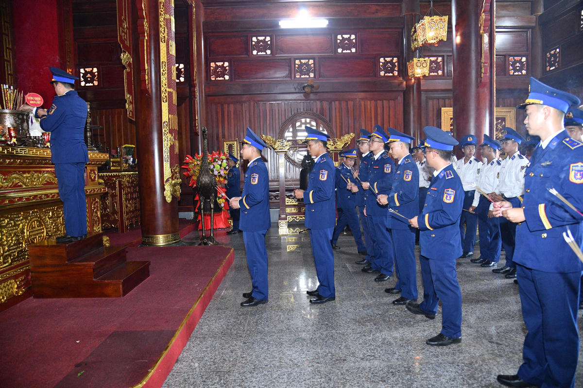 Bộ Tư lệnh Vùng Cảnh sát biển 4 dâng hương Chủ tịch Hồ Chí Minh