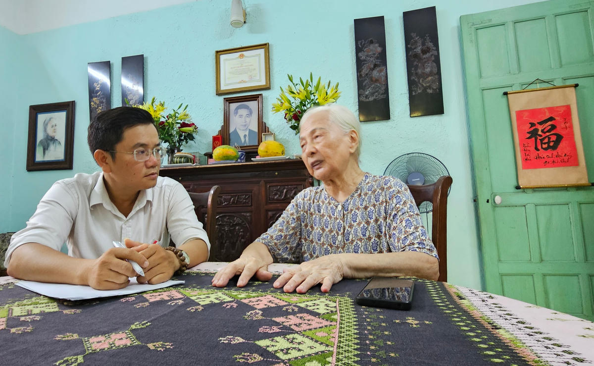 Bà Phan Thị Phúc kể lại ký ức về những ngày Tháng Tám lịch sử với phóng viên báo Đại Đoàn kết. Ảnh: Kim Thạch