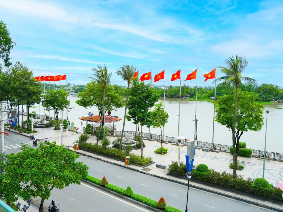 Một đoạn đường ven sông Sài Gòn (phường Thủ Dầu Một) trang trí cờ rất đẹp. Ảnh: Q.Định.