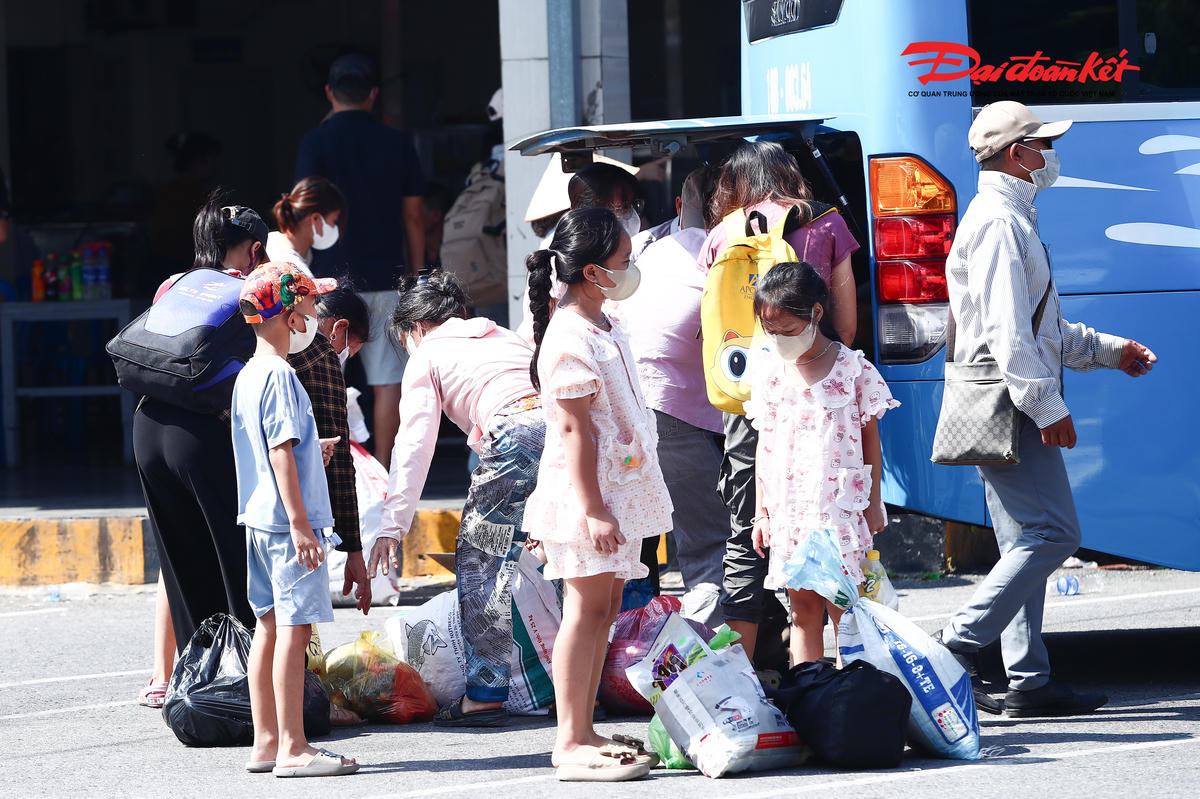 Từ đầu giờ chiều, nhiều gia đình đưa con nhỏ trở lại Hà Nội, hành lý lỉnh kỉnh sau những ngày nghỉ lễ Quốc khánh.