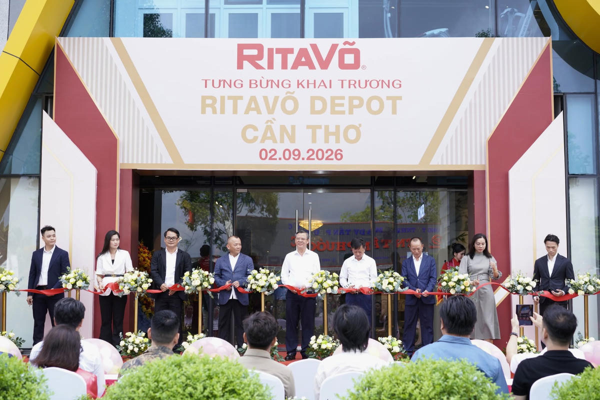Ông Trương Cảnh Tuyên, Chủ tịch UBND TP Cần Thơ cùng lãnh đạo công ty cắt băng khánh thành Trung tâm Kinh doanh vật liệu xây dựng của Công ty TNHH RI TA VÕ. Ảnh CTCC