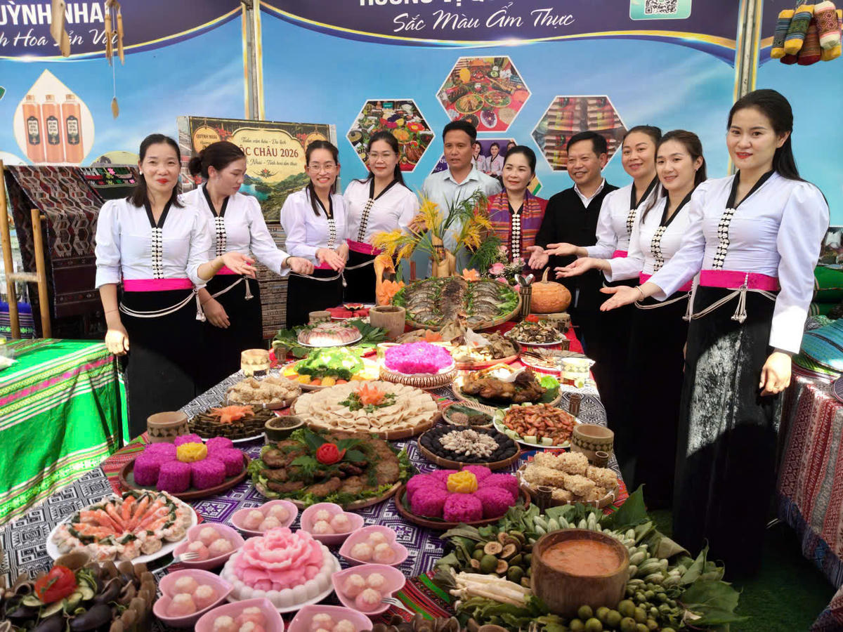 Mâm cỗ với các món ăn mang đậm phong vị của đồng bào các dân tộc tỉnh Sơn La được giới thiệu tới du khách.