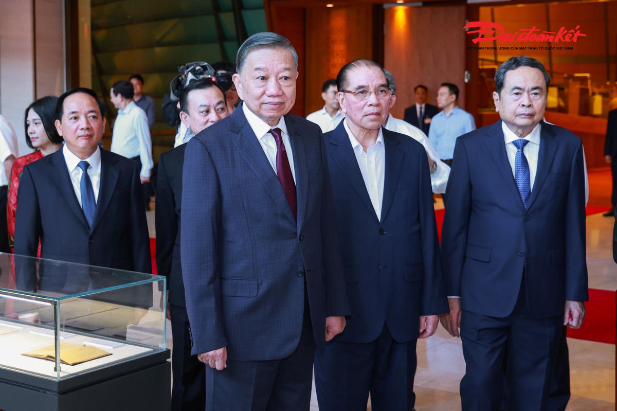 Tổng Bí thư, Chủ tịch nước Tô Lâm và các đại biểu tham quan Triển lãm “Những tấm gương bình dị mà cao quý”. Ảnh: Quang Vinh