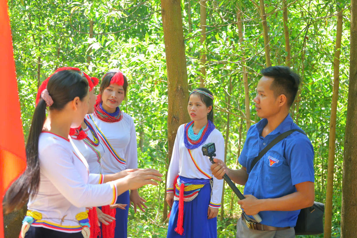 Đồng bào Co ở Thanh Bồng tự tay ghi lại những hình ảnh về quê hương để tham gia cuộc thi “Thanh Bồng qua ống kính số”. Ảnh: CD.