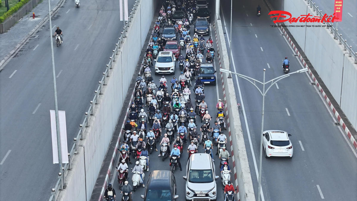 Đường phố Hà Nội nhộn nhịp trở lại sau kỳ nghỉ Quốc khánh