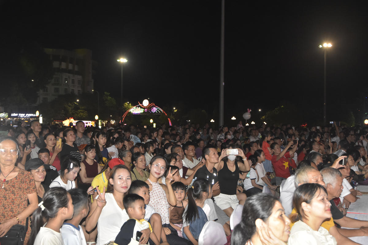 Đông đảo nhân dân, du khách tới xem Chương trình nghệ thuật. Ảnh: Xuân Trường.