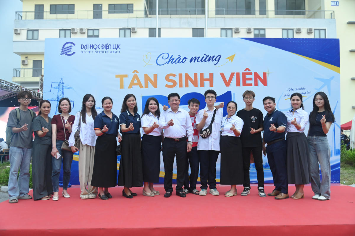 Rộn ràng chào đón D21 nhập học: Chính thức viết tên mình vào hành trình EPU