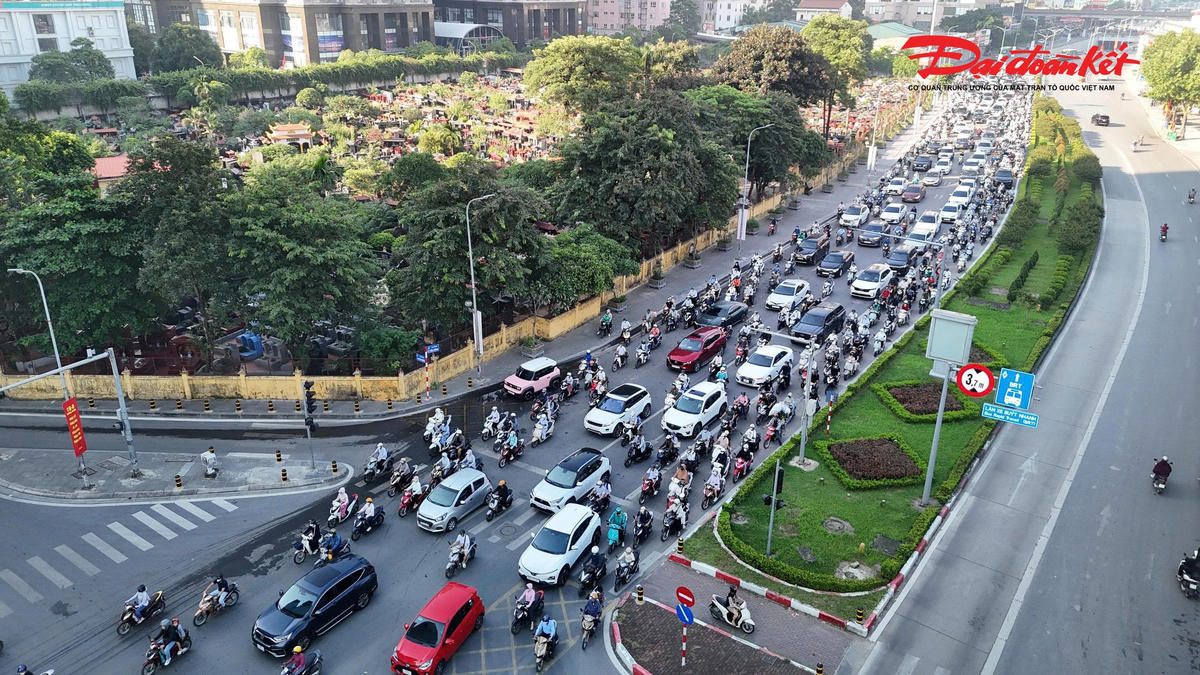 Đường phố Hà Nội nhộn nhịp trở lại sau kỳ nghỉ Quốc khánh
