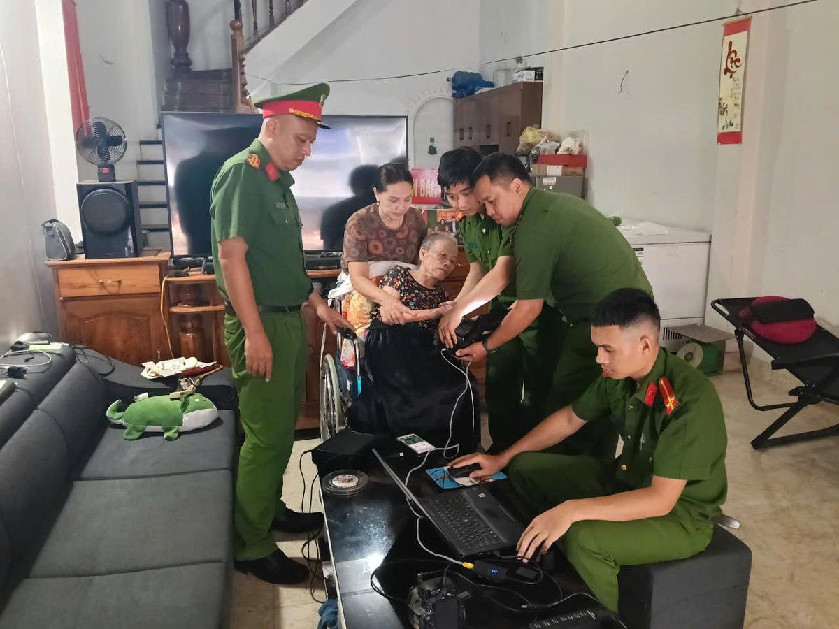 Công an xã Yên Châu thu nhận tại nhà người dân bị liệt, không thể đi lại.