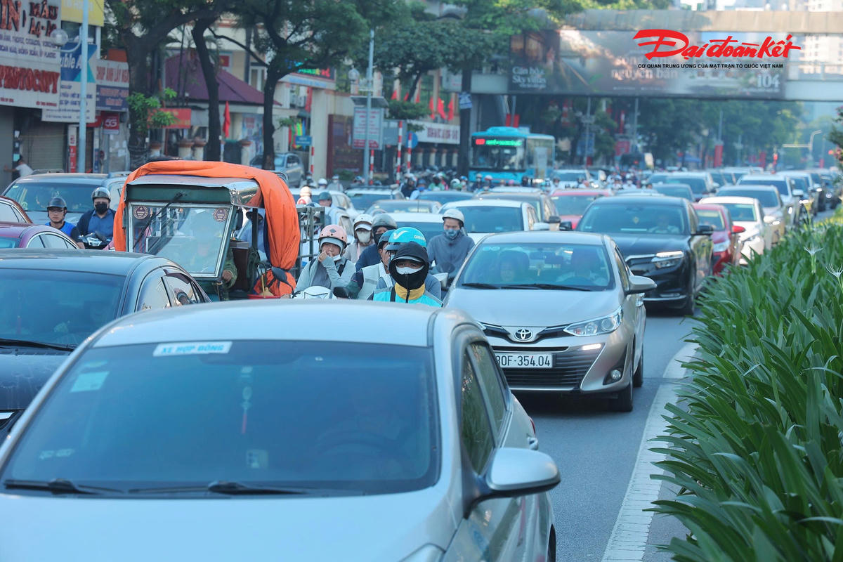 Đường phố Hà Nội nhộn nhịp trở lại sau kỳ nghỉ Quốc khánh