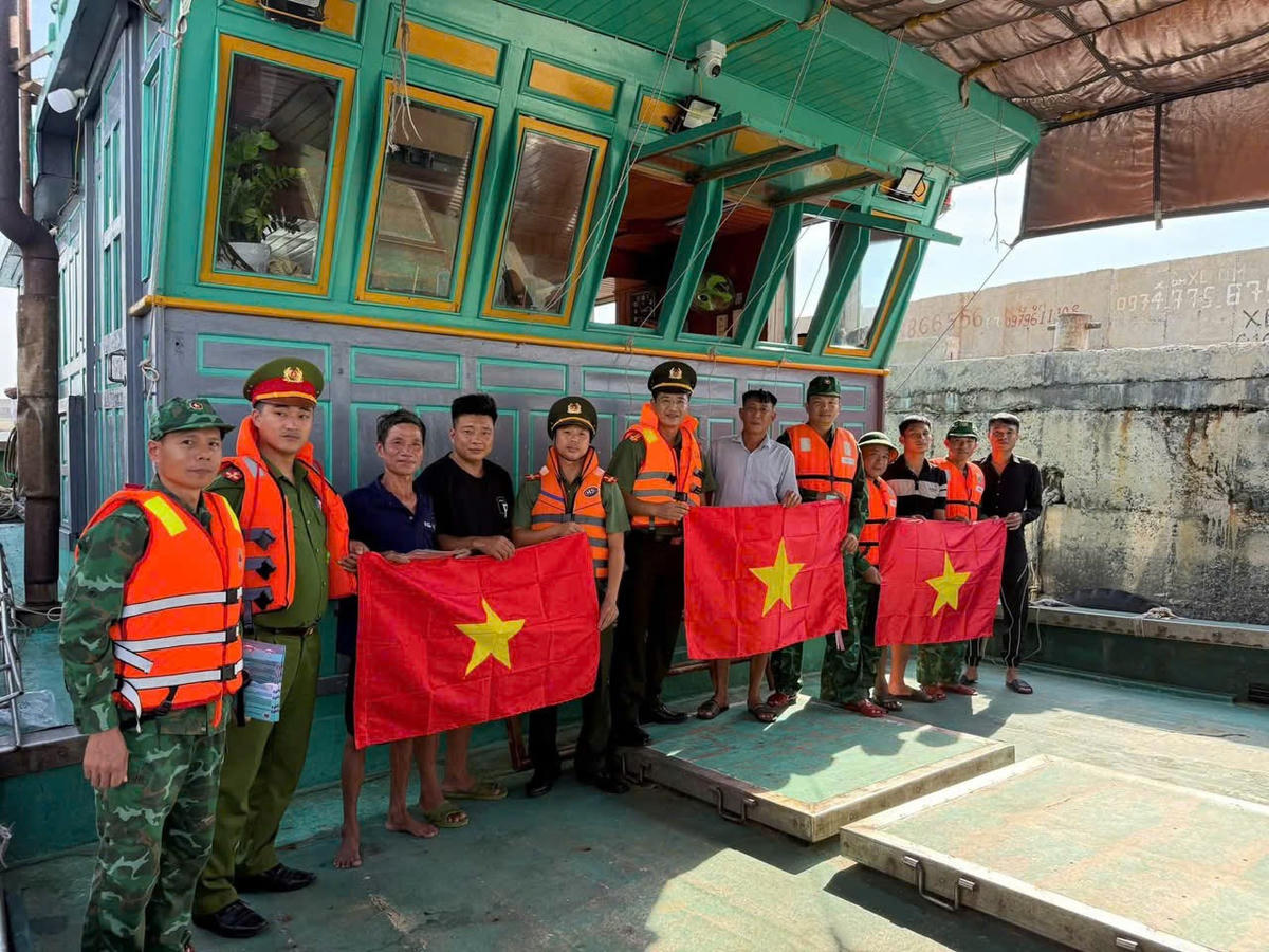 Công an đặc khu Bạch Long Vĩ trao tặng cờ Tổ quốc cho ngư dân neo đậu nơi Âu cảng nhân dịp Quốc khánh 2/9. Ảnh: Công an đặc khu Bạch Long Vĩ.
