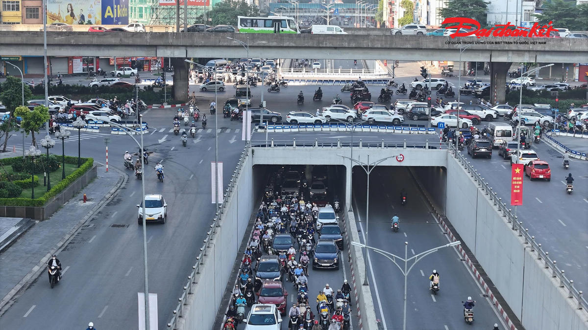 Đường phố Hà Nội nhộn nhịp trở lại sau kỳ nghỉ Quốc khánh