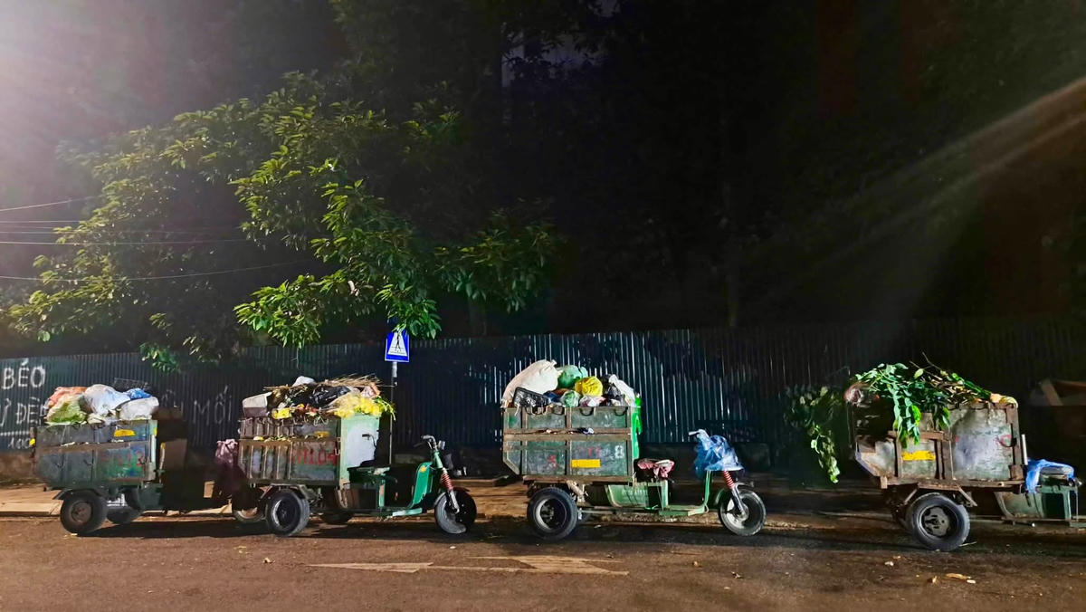 Xe điện được sử dụng để thu gom rác tại phường Hạc Thành. Ảnh: Lê Thảo