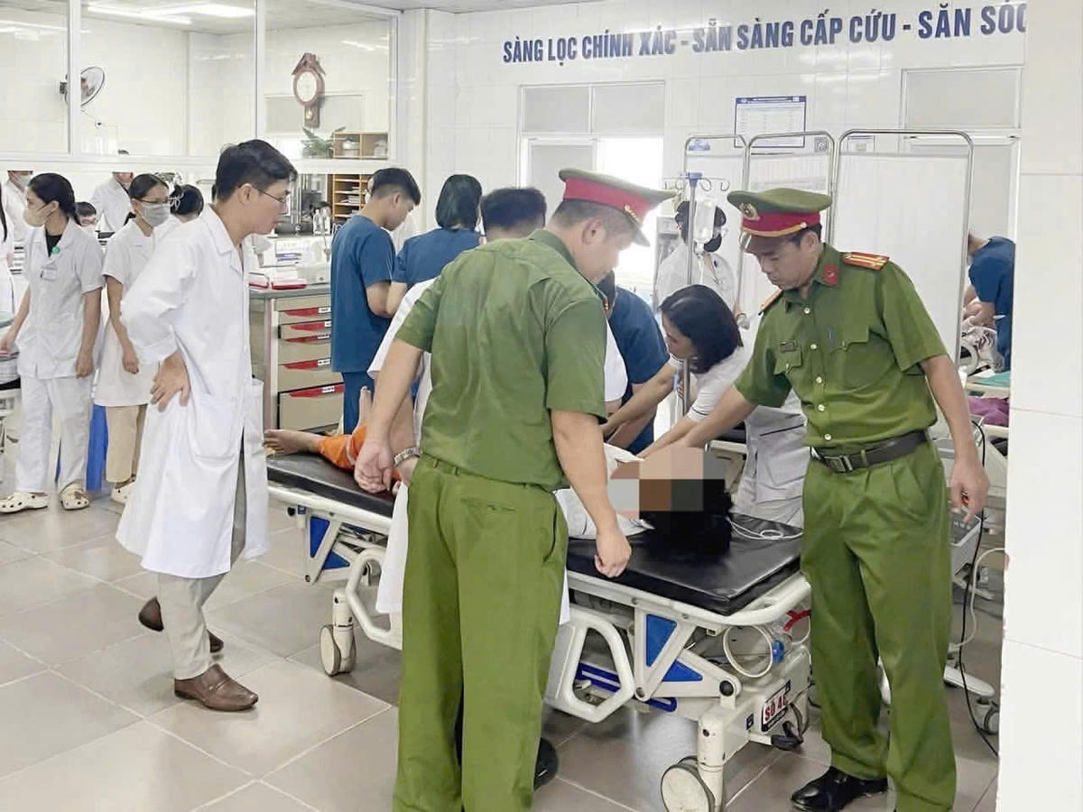 Người đàn ông được đưa đến Bệnh viện đa khoa tỉnh Phú Thọ cấp cứu. Ảnh: Công an tỉnh Phú Thọ.