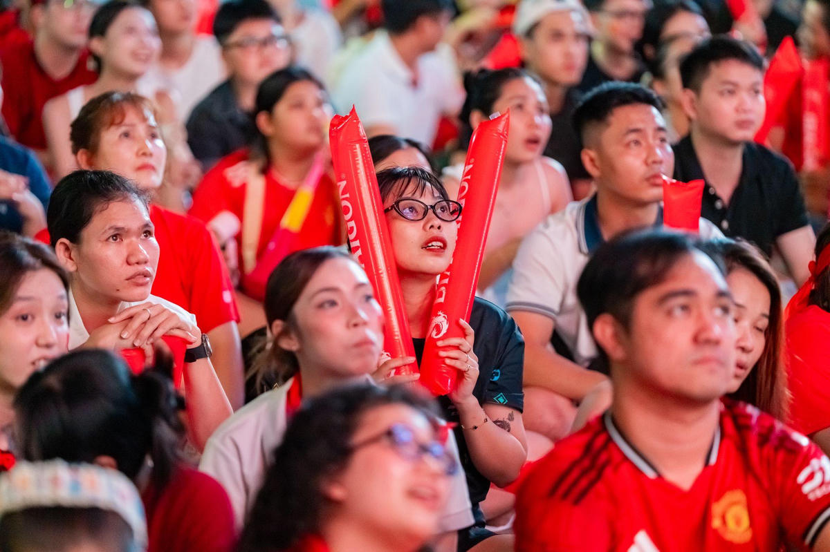 Cổ động viên chăm chú dõi theo đội tuyển Việt Nam tại các buổi xem bóng đá cộng đồng của Bia Saigon (Ảnh: SABECO)