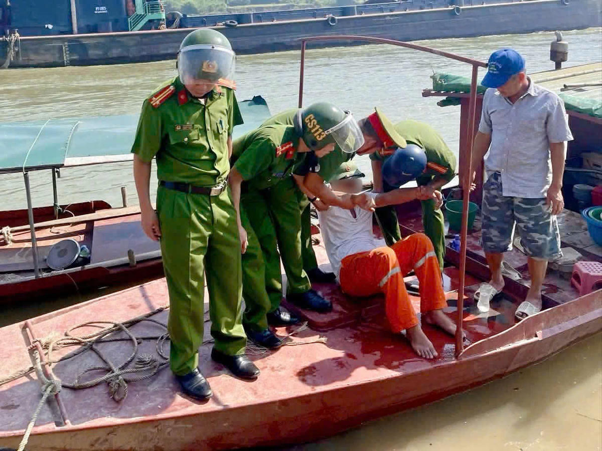 Lực lượng 113 phối hợp với người dân đưa người đàn ông lên bờ an toàn. Ảnh: Công an tỉnh Phú Thọ.