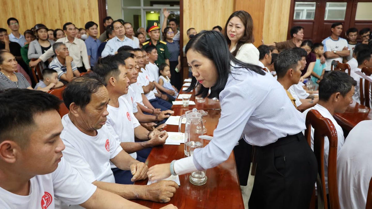 Bà Nguyễn Thị Thanh Phương, Phó Chủ tịch Ủy ban MTTQ Việt Nam TP Đà Nẵng tặng quà cho ngư dân gặp nạn trên biển. Ảnh: CĐ.