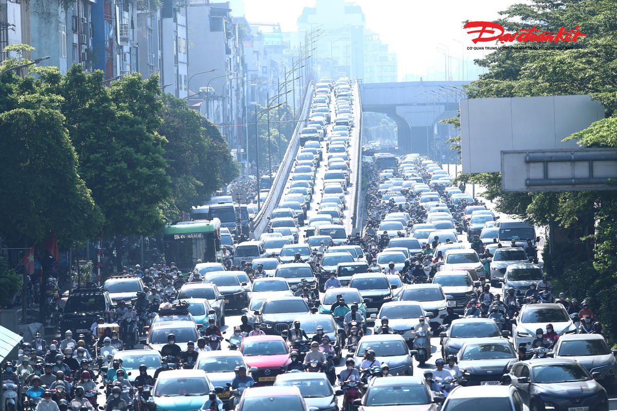 Trên tuyến Vành đai 2, lượng phương tiện cũng tăng mạnh trong giờ cao điểm. Dòng xe nối dài, tốc độ di chuyển chậm tại một số đoạn, đặc biệt ở khu vực các nút giao và điểm kết nối với những tuyến đường lớn.