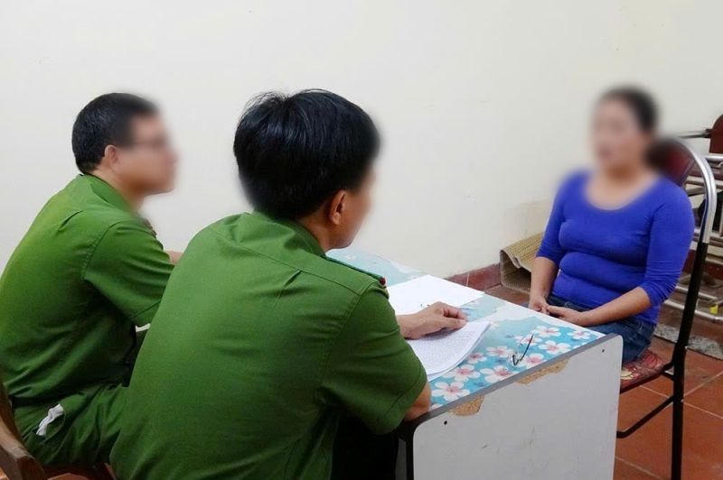 Công an phường Hưng Đạo vận động đối tượng trốn truy nã ra đầu thú. Ảnh: Công an TP Hải Phòng.